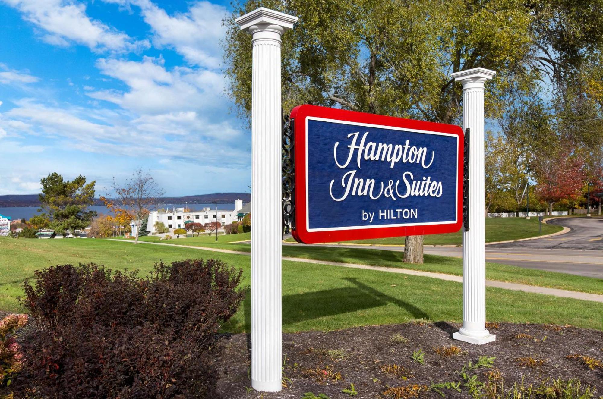 Hampton Inn & Suites Петоски Экстерьер фото